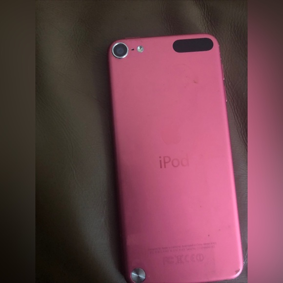 Hand hold used pink apple iPod touch 5th generation - Picture 2 of 2